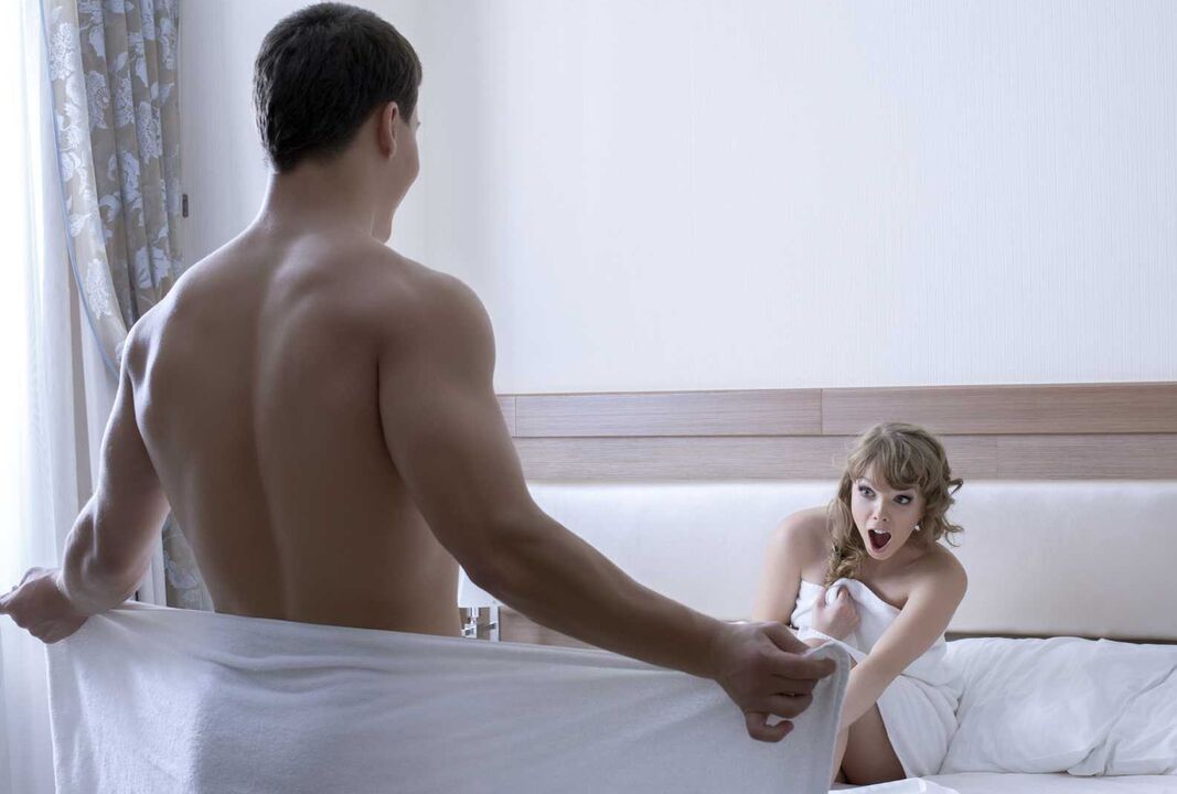 Gadis itu terkejut dengan ukuran penis pemuda itu